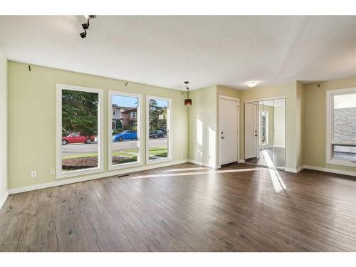 7 Shawmeadows Bay Sw, Calgary, AB - Indoor Photo Showing Living Room