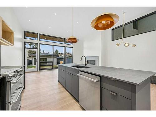 3D Willow Crescent Sw, Calgary, AB - Indoor Photo Showing Kitchen With Upgraded Kitchen