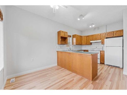 2664 Rundlelawn Road Ne, Calgary, AB - Indoor Photo Showing Kitchen