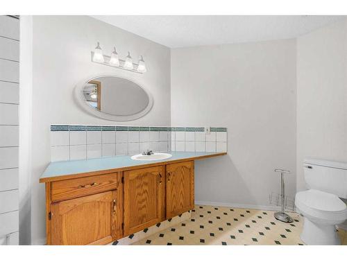 2664 Rundlelawn Road Ne, Calgary, AB - Indoor Photo Showing Bathroom