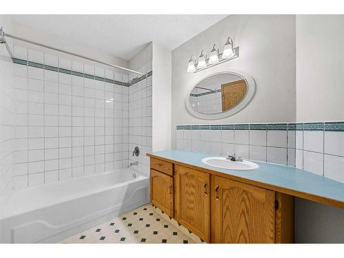 2664 Rundlelawn Road Ne, Calgary, AB - Indoor Photo Showing Bathroom