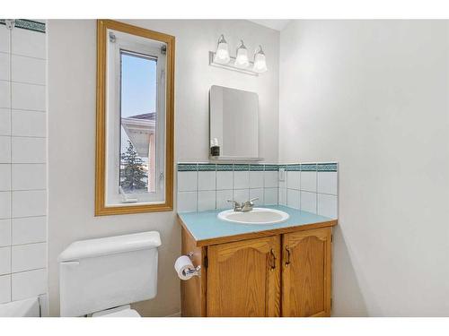 2664 Rundlelawn Road Ne, Calgary, AB - Indoor Photo Showing Bathroom