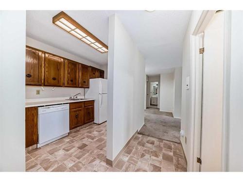 8106-315 Southampton Drive Sw, Calgary, AB - Indoor Photo Showing Kitchen