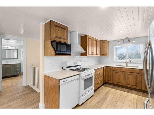 2541 Hwy 580, Rural Mountain View County, AB - Indoor Photo Showing Kitchen