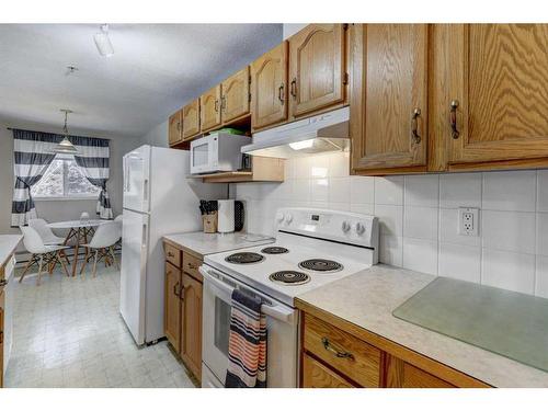 207-165 Manora Place Ne, Calgary, AB - Indoor Photo Showing Kitchen