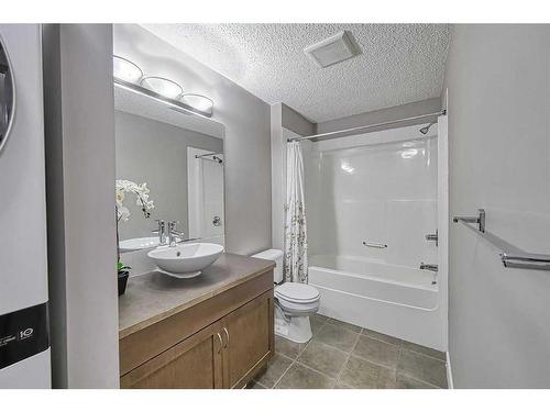 2101-211 Aspen Stone Boulevard Sw, Calgary, AB - Indoor Photo Showing Bathroom