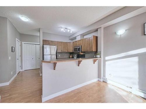 2101-211 Aspen Stone Boulevard Sw, Calgary, AB - Indoor Photo Showing Kitchen