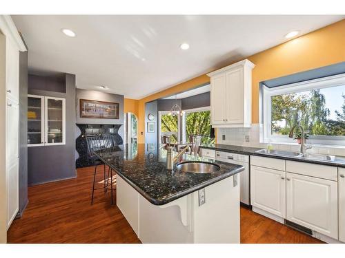 44 Sierra Vista Close Sw, Calgary, AB - Indoor Photo Showing Kitchen