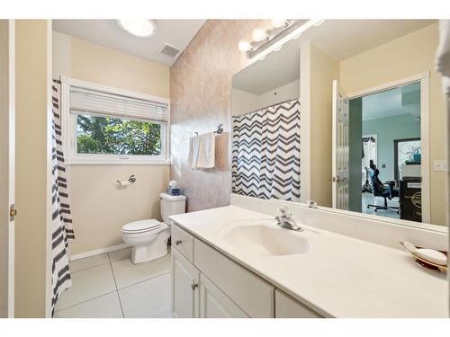 44 Sierra Vista Close Sw, Calgary, AB - Indoor Photo Showing Bathroom