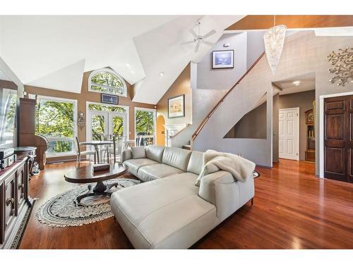 44 Sierra Vista Close Sw, Calgary, AB - Indoor Photo Showing Living Room