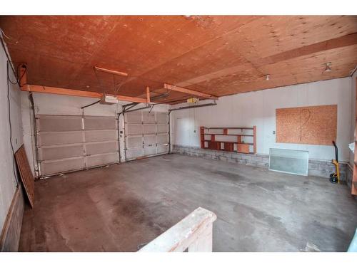 1176 Penrith Crescent Se, Calgary, AB - Indoor Photo Showing Garage