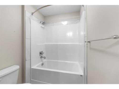 19 Homestead Close Ne, Calgary, AB - Indoor Photo Showing Bathroom