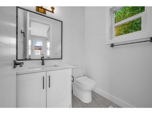 824 21 Avenue Nw, Calgary, AB - Indoor Photo Showing Bathroom