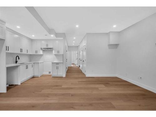 824 21 Avenue Nw, Calgary, AB - Indoor Photo Showing Kitchen