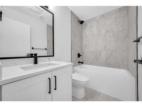 824 21 Avenue Nw, Calgary, AB - Indoor Photo Showing Bathroom