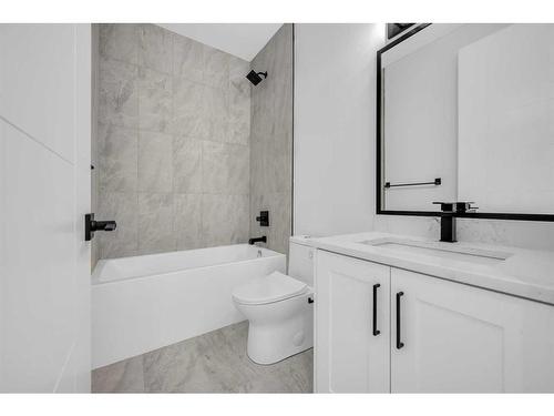 824 21 Avenue Nw, Calgary, AB - Indoor Photo Showing Bathroom