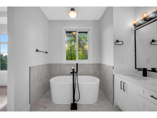 824 21 Avenue Nw, Calgary, AB - Indoor Photo Showing Bathroom