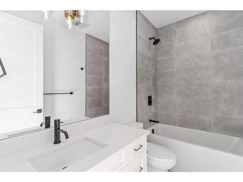 2614 31 Street Sw, Calgary, AB - Indoor Photo Showing Bathroom