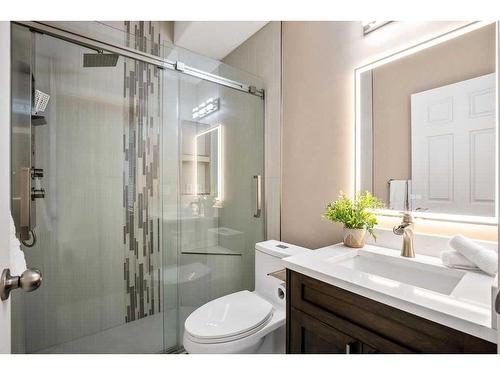 9 Simcrest Manor Sw, Calgary, AB - Indoor Photo Showing Bathroom