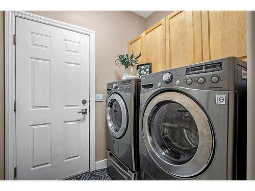 9 Simcrest Manor Sw, Calgary, AB - Indoor Photo Showing Laundry Room