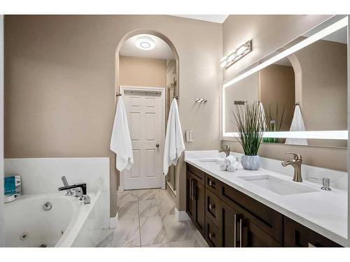 9 Simcrest Manor Sw, Calgary, AB - Indoor Photo Showing Bathroom