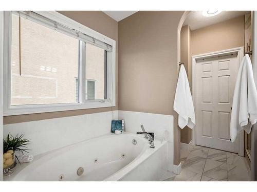 9 Simcrest Manor Sw, Calgary, AB - Indoor Photo Showing Bathroom