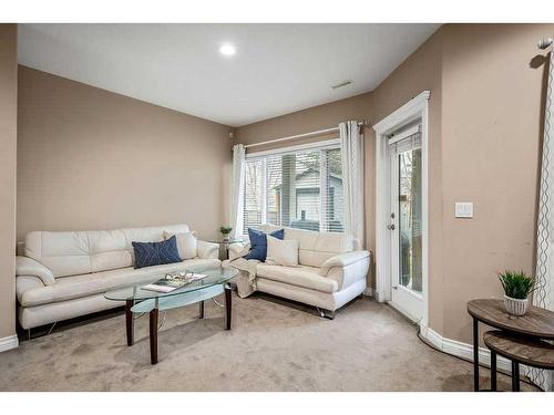 9 Simcrest Manor Sw, Calgary, AB - Indoor Photo Showing Living Room