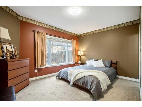 9 Simcrest Manor Sw, Calgary, AB - Indoor Photo Showing Bedroom