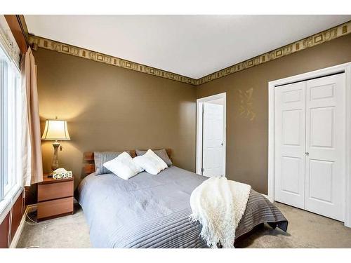 9 Simcrest Manor Sw, Calgary, AB - Indoor Photo Showing Bedroom