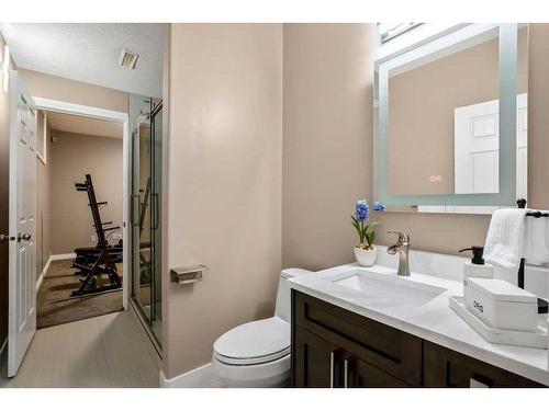 9 Simcrest Manor Sw, Calgary, AB - Indoor Photo Showing Bathroom