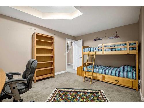 9 Simcrest Manor Sw, Calgary, AB - Indoor Photo Showing Bedroom