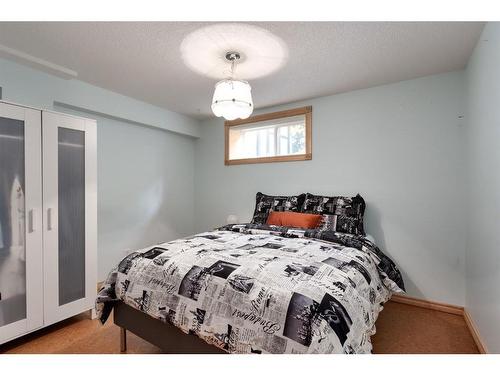 236 Valley Brook Court Nw, Calgary, AB - Indoor Photo Showing Bedroom