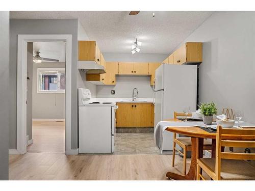 36 Canterbury Gardens Sw, Calgary, AB - Indoor Photo Showing Kitchen