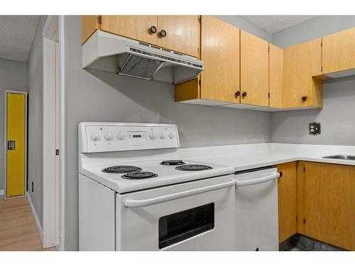 36 Canterbury Gardens Sw, Calgary, AB - Indoor Photo Showing Kitchen