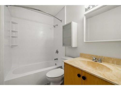 36 Canterbury Gardens Sw, Calgary, AB - Indoor Photo Showing Bathroom