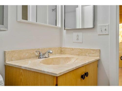 36 Canterbury Gardens Sw, Calgary, AB - Indoor Photo Showing Bathroom