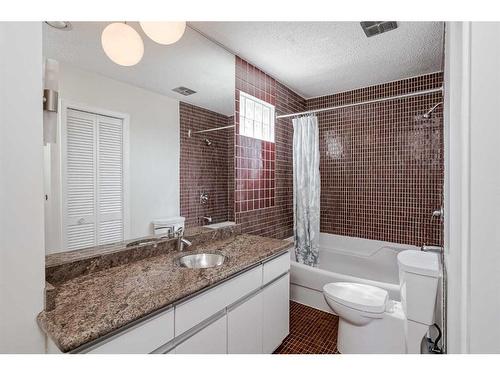 44 Dalbrook Bay Nw, Calgary, AB - Indoor Photo Showing Bathroom