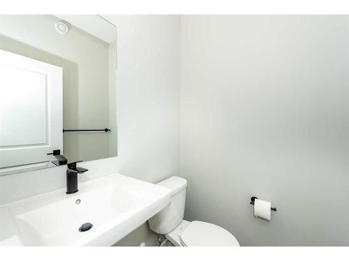 172 Mallard Grove Se, Calgary, AB - Indoor Photo Showing Bathroom