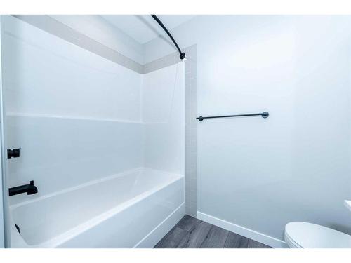 172 Mallard Grove Se, Calgary, AB - Indoor Photo Showing Bathroom