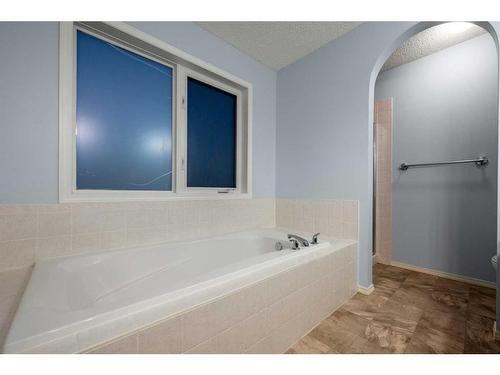 78 Evansmeade Circle Nw, Calgary, AB - Indoor Photo Showing Bathroom