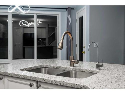 78 Evansmeade Circle Nw, Calgary, AB - Indoor Photo Showing Kitchen With Double Sink