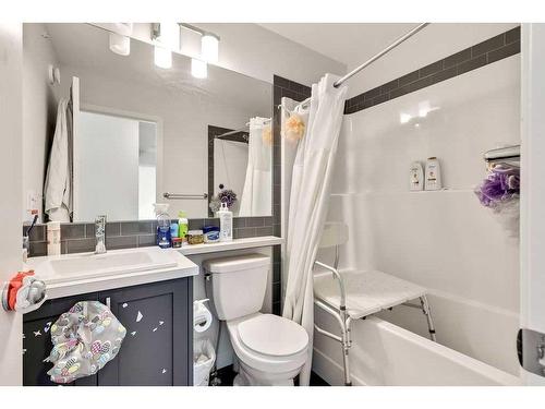 28 Edith Gate Nw, Calgary, AB - Indoor Photo Showing Bathroom