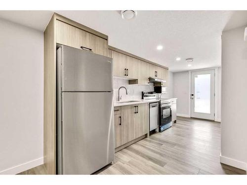 28 Edith Gate Nw, Calgary, AB - Indoor Photo Showing Kitchen