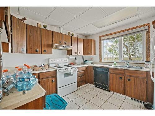 280235 Township Road 240, Rural Rocky View County, AB - Indoor Photo Showing Kitchen With Double Sink