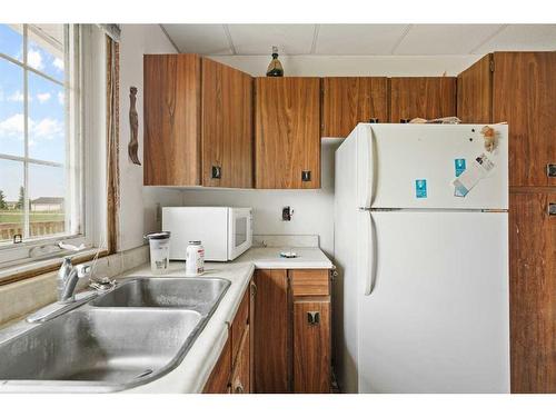 280235 Township Road 240, Rural Rocky View County, AB - Indoor Photo Showing Kitchen With Double Sink