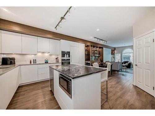 1906 12 Street Sw, Calgary, AB - Indoor Photo Showing Kitchen