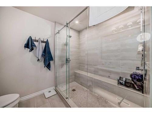 1906 12 Street Sw, Calgary, AB - Indoor Photo Showing Bathroom