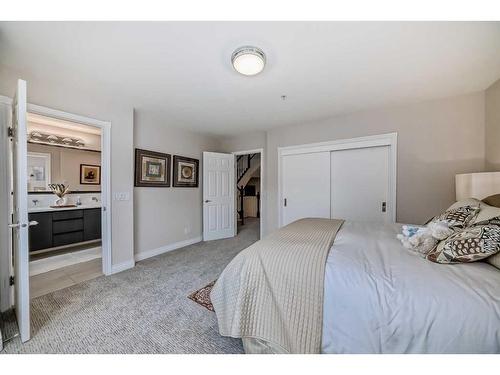 1906 12 Street Sw, Calgary, AB - Indoor Photo Showing Bedroom