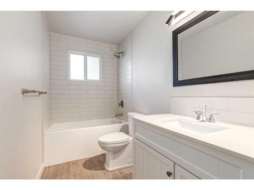 720 Alderwood Place Se, Calgary, AB - Indoor Photo Showing Bathroom