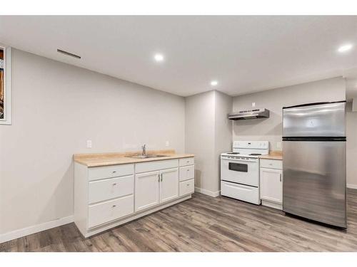 720 Alderwood Place Se, Calgary, AB - Indoor Photo Showing Kitchen